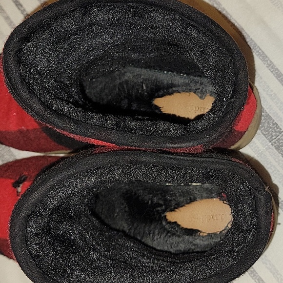 Women's plaid cozy boots ( left boot has a rip) other than that excellent - Picture 4 of 6